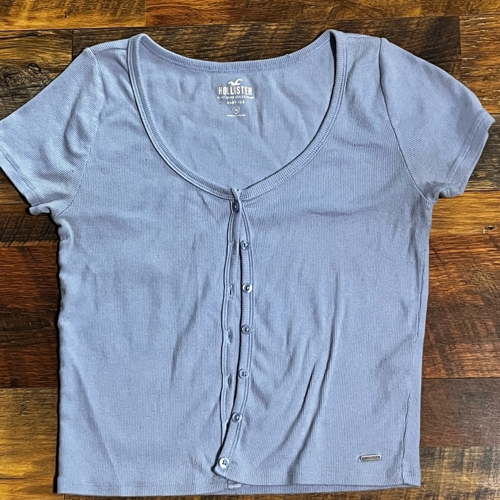 Hollister Women's Light Blue Button-Down Shirt (M)